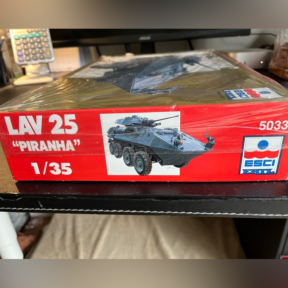 LAV 25 'Piranha' Tank Model Kit - Picture 3 of 6